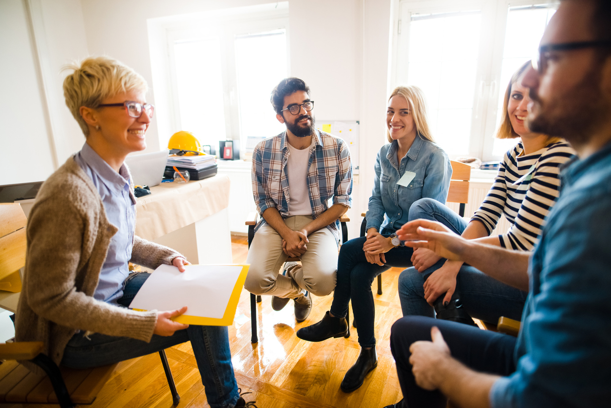 Plusieurs personnes, managers et équipes, participant à un atelier autour des neurosciences pour la gestion du stress et la performance d'équipe