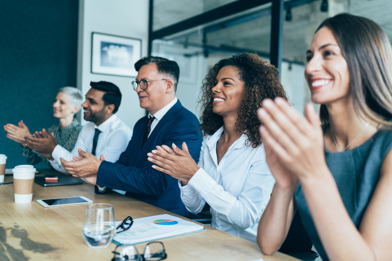 Plusieurs personnes applaudissant l'intervenante lors d'un coaching novateur et scientifique pour mieux intéragir ensemble