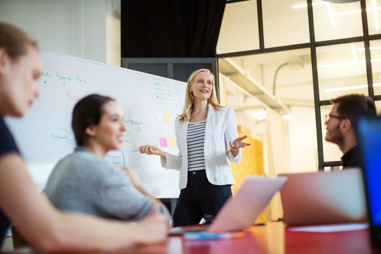 Formatrice dispensant une formation en neurosciences pour la gestion du stress, le bien-être, la santé mentale au travail et la performance d'équipe