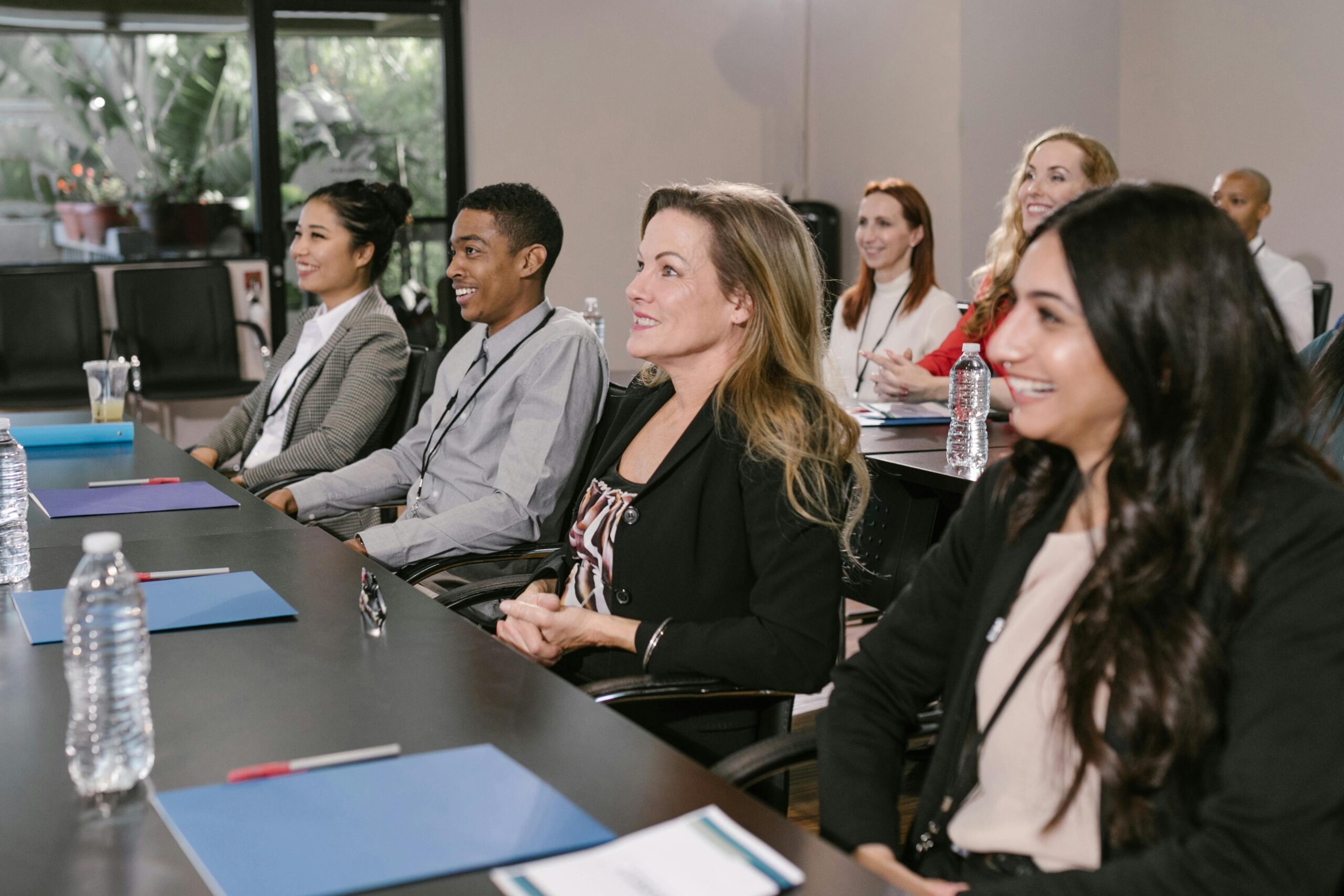 audience de personnes souriantes participant à une formation autour des neurosciences